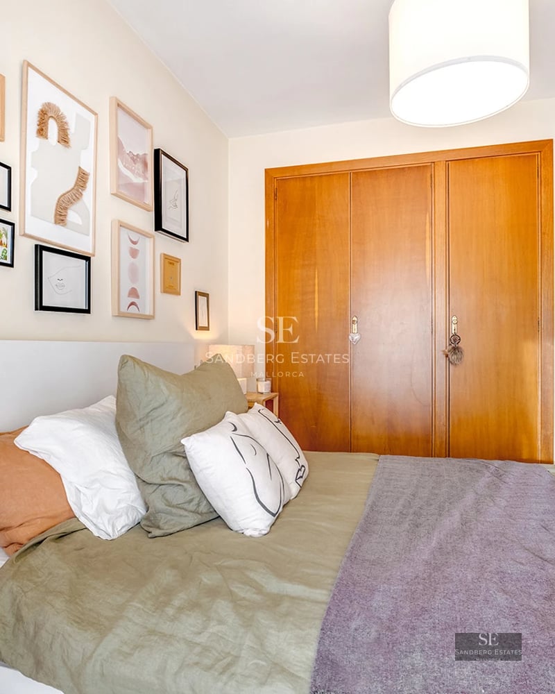 Vaste salon avec baies vitrées panoramiques, parquet clair, cheminée moderne et mobilier design contemporain. Vue sur la mer.