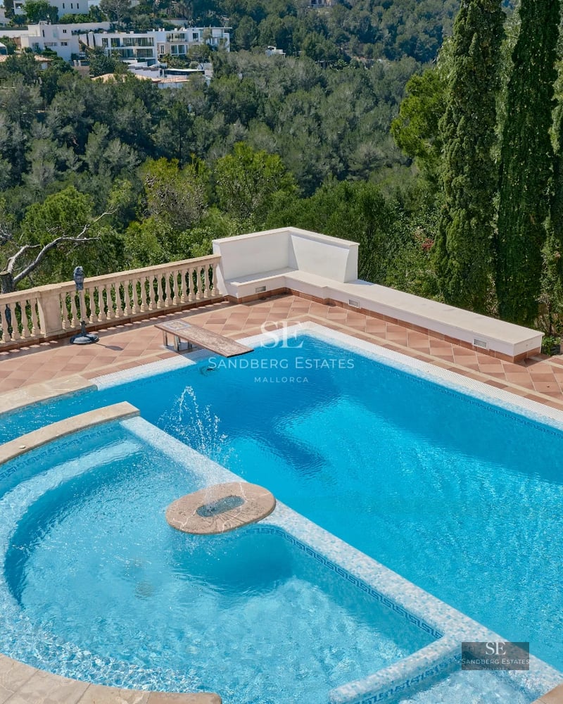 Modern facade with reflecting pool. Minimalist architecture, large windows, and high-quality finishes.