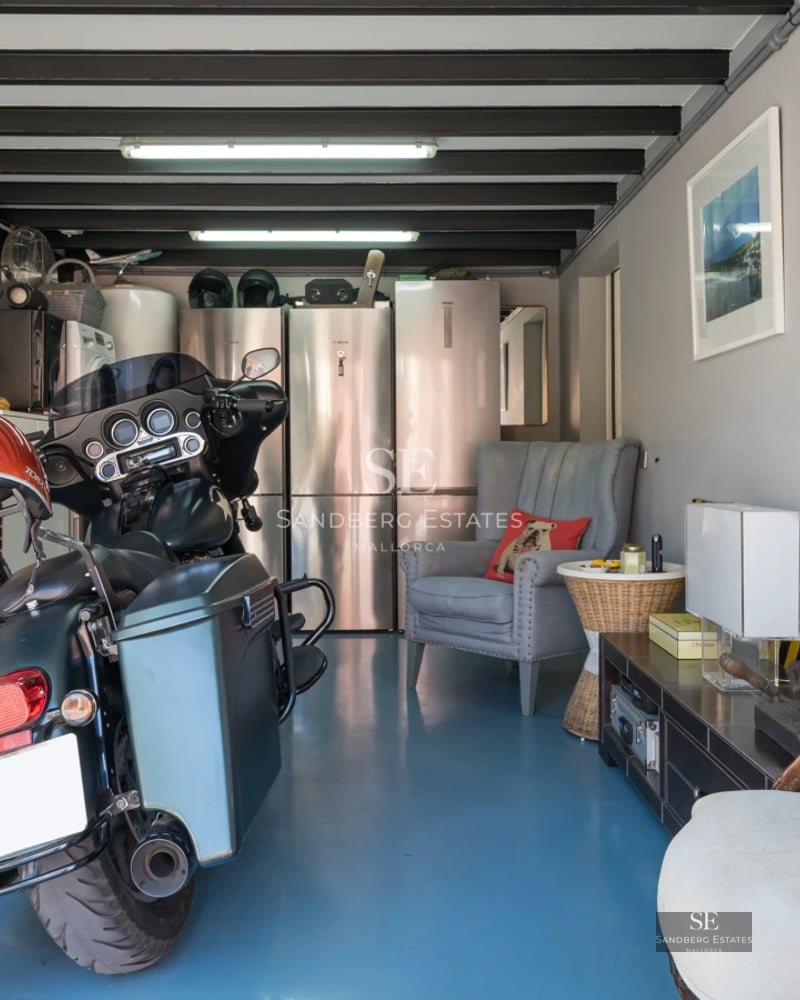 Infinity pool with vanishing edge, surrounded by lush greenery and overlooking the sea. Modern and minimalist architecture.