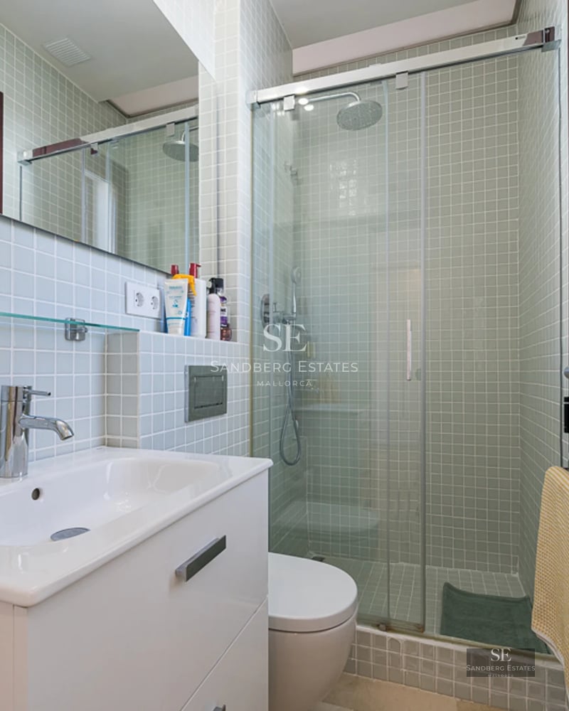 View of a modern villa featuring an infinity pool. Minimalist architecture, large windows, and a lush garden. Contemporary design.