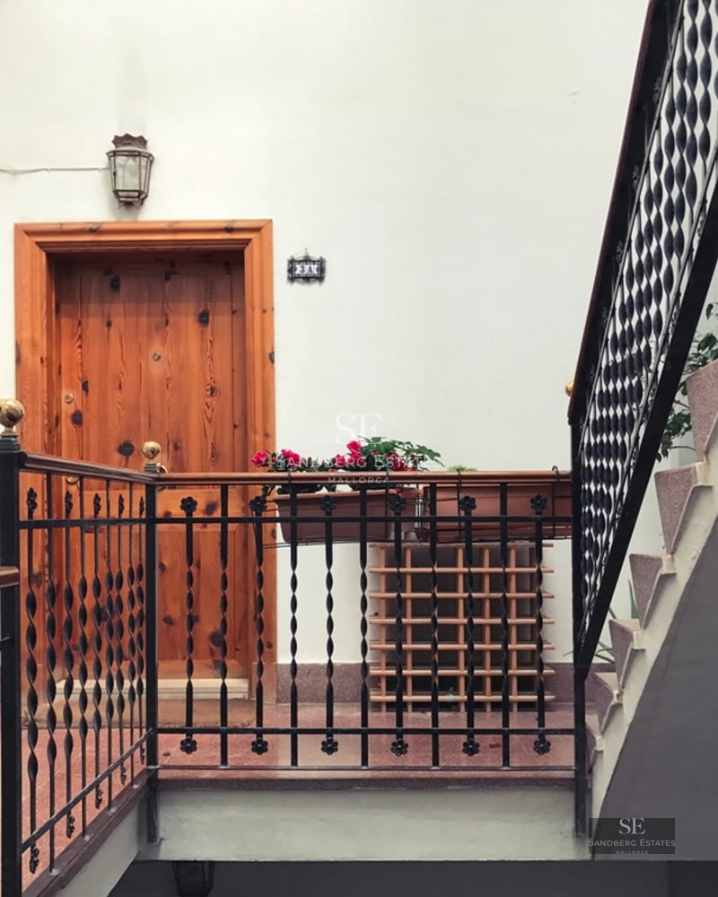 View of a modern villa with infinity pool, minimalist design, large windows, and lush vegetation. Warm lighting.