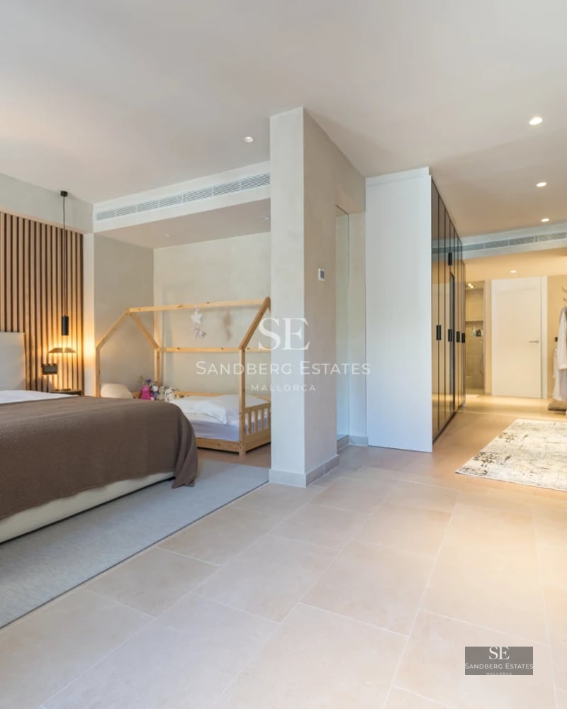 Modern facade with pool. Minimalist design, large windows, ambient lighting, landscaped garden. Contemporary architecture.