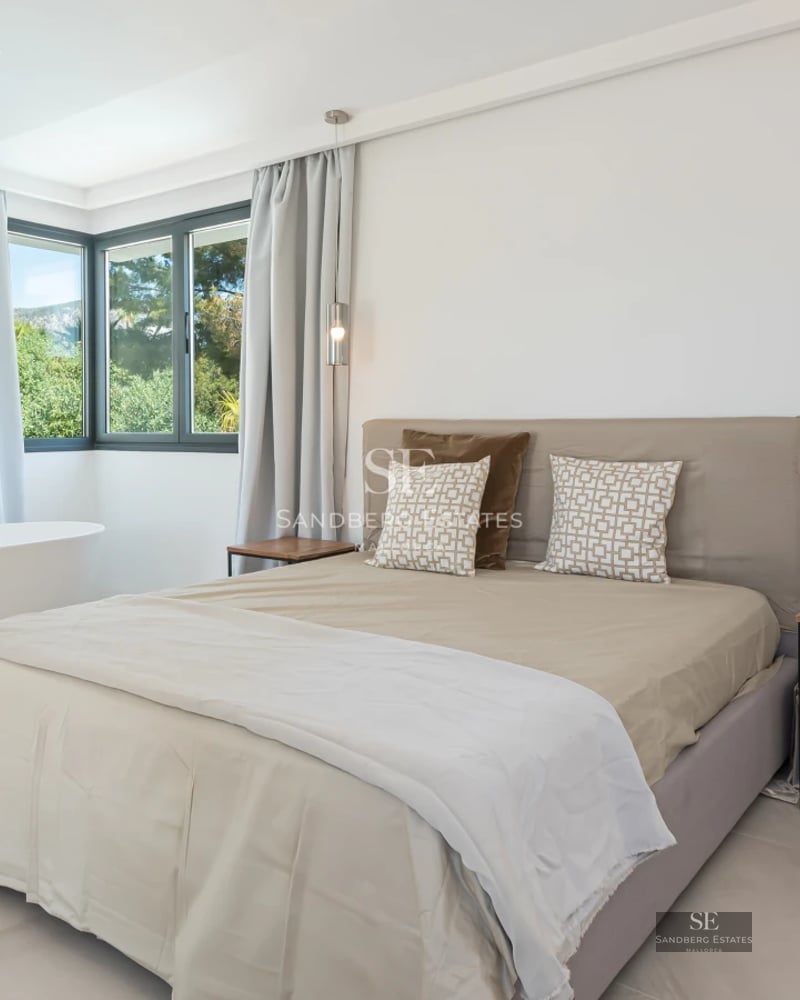 Exterior view of a modern house with pool. Minimalist architecture, large windows, manicured landscaping, and reflective pool.