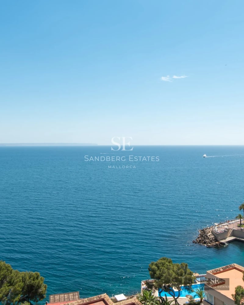 View of a modern house with infinity pool. Minimalist design, large windows, natural light, surrounded by lush vegetation.