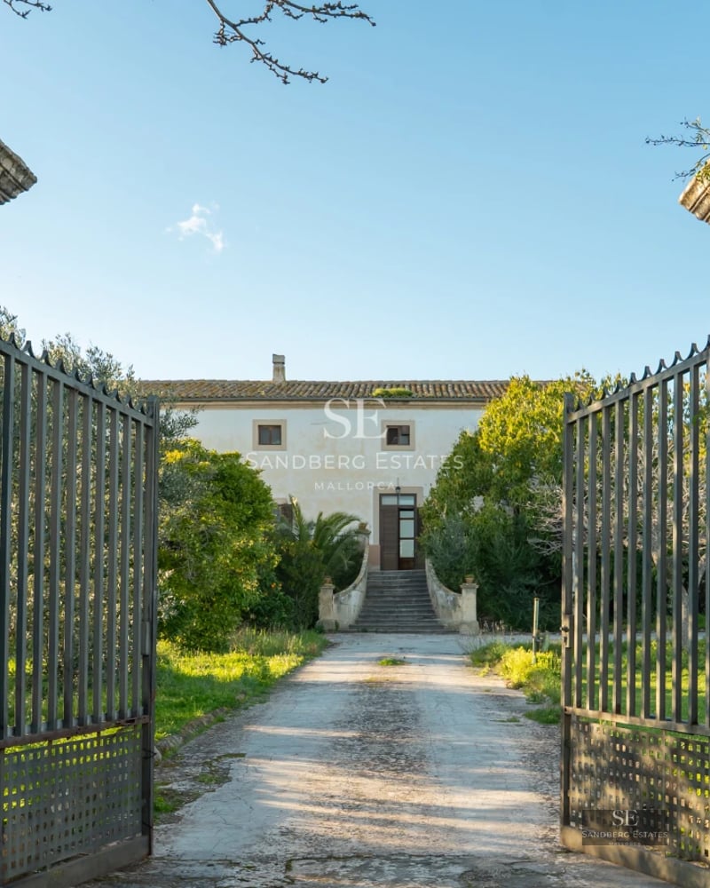 Spacious living room with panoramic windows, sea view, modern furniture and abundant natural light. Elegant and bright.