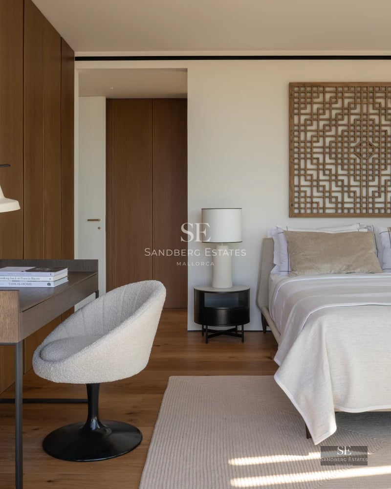 Exterior of modern villa with infinity pool. Minimalist architecture, large windows, lush garden. Warm lighting at dusk.