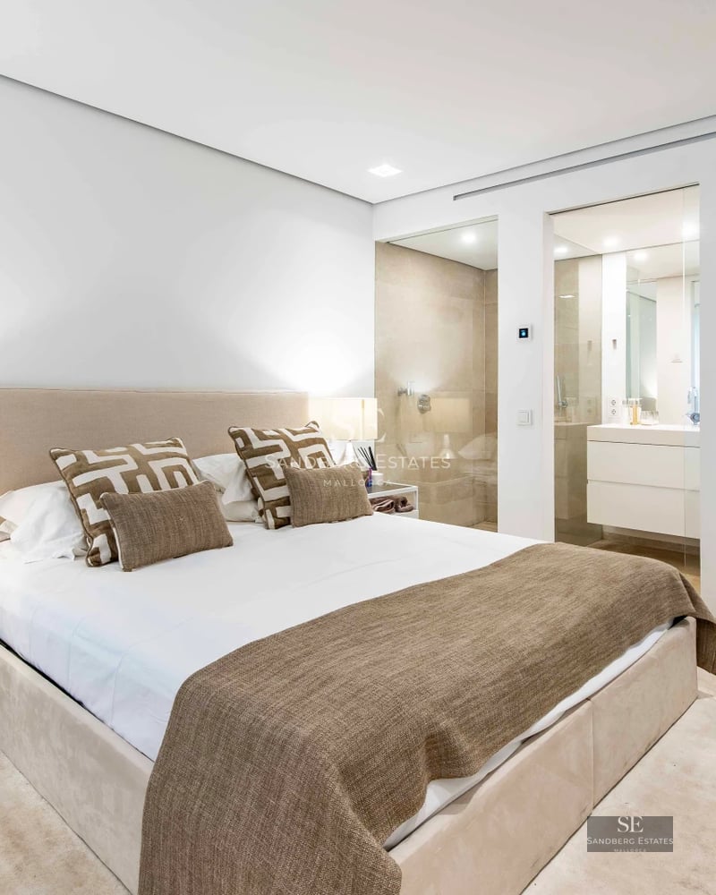 Exterior view of a modern villa with pool, large windows and landscaping. Minimalist architecture and high-quality finishes.