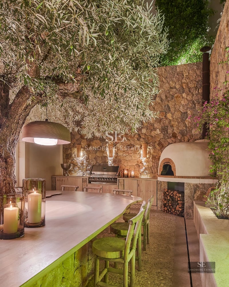 Exterior view of modern villa featuring infinity pool, lush garden and minimalist architectural design. Large windows.