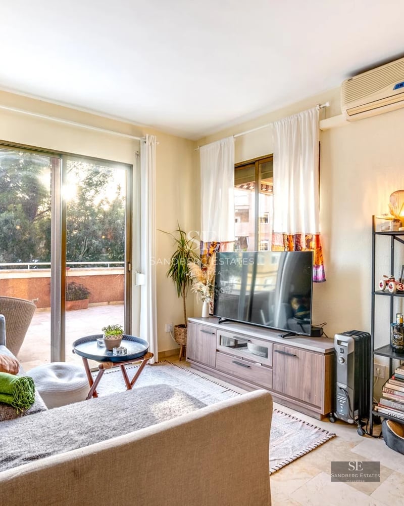 Vue extérieure d'une villa moderne avec piscine à débordement, jardin et grandes terrasses. Design minimaliste et élégant.