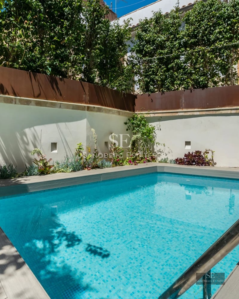 Exterior view of a modern villa with an infinity pool. Minimalist design, large windows, and an immaculate garden. Luxury architecture.