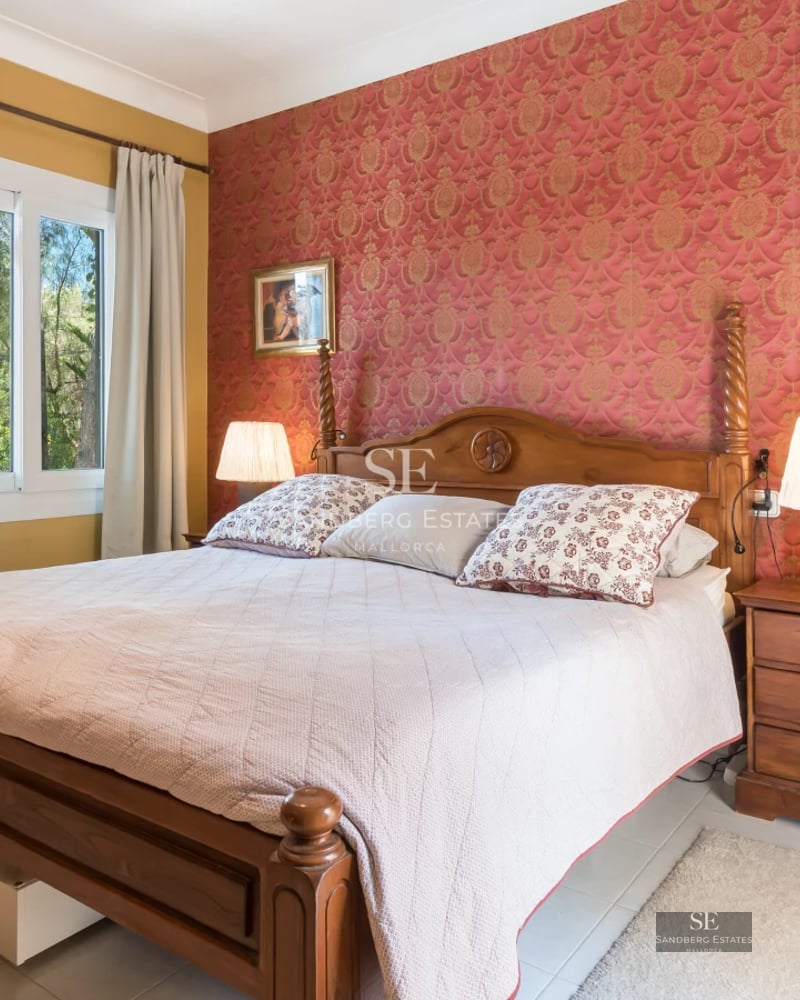 Spacious living room with fireplace, large windows, and designer furniture. Natural light and access to a terrace with panoramic views.