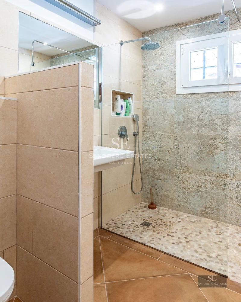 Exterior view of a modern villa with infinity pool, lush garden and spacious terraces. Minimalist architecture and natural light.