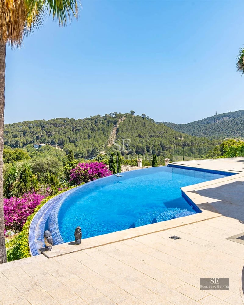 Spacious garden featuring a pool, lush vegetation, and modern architecture. Warm lighting, ideal for relaxation and outdoor living.