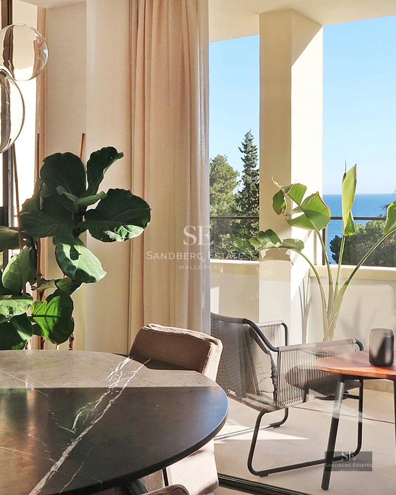 Exterior view of a modern villa with an infinity pool, lush garden, and minimalist architecture. Avant-garde design.