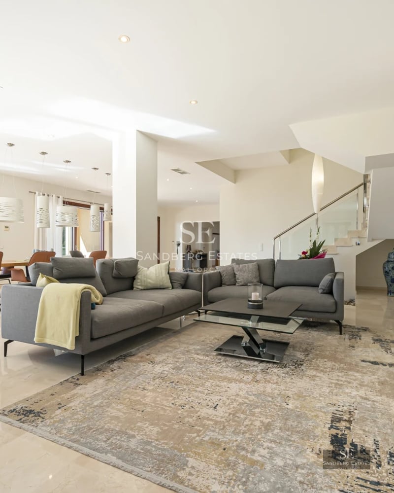 Spacious outdoor area with reflecting pool. Modern and minimalist architecture. Impeccable garden. Ideal for relaxation and enjoyment.