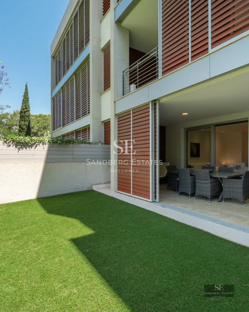 Exterior view of a modern villa with an infinity pool. Minimalist architecture, large windows, lush garden. Warm lighting.