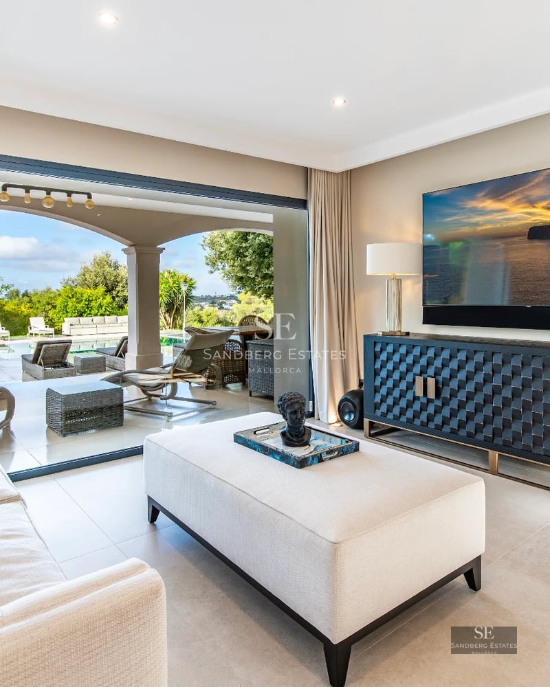View of a modern infinity pool with lush vegetation. Elegant design, relaxation, and privacy.