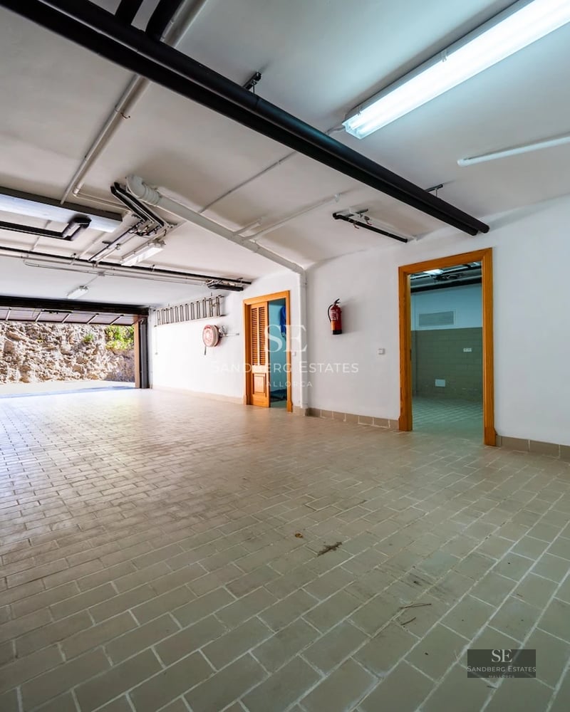 Spacious terrace with infinity pool, modern furniture and panoramic views. Wooden flooring and glass railing.