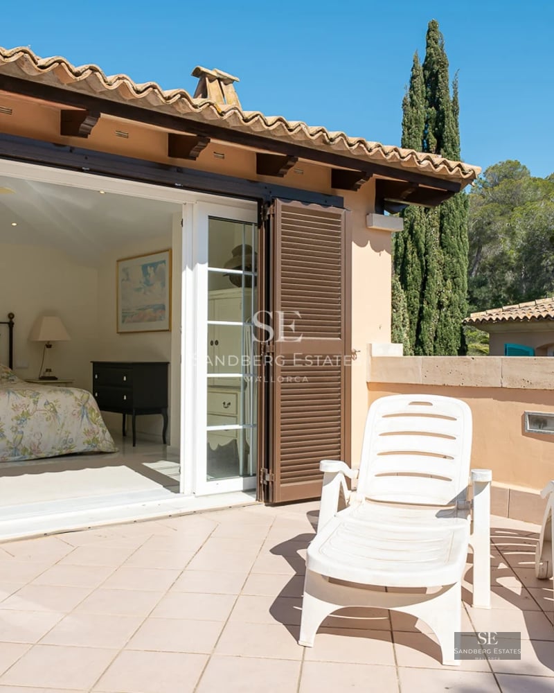Spacious living room with panoramic windows, infinity pool, and panoramic sea views. Modern design with high-quality finishes.