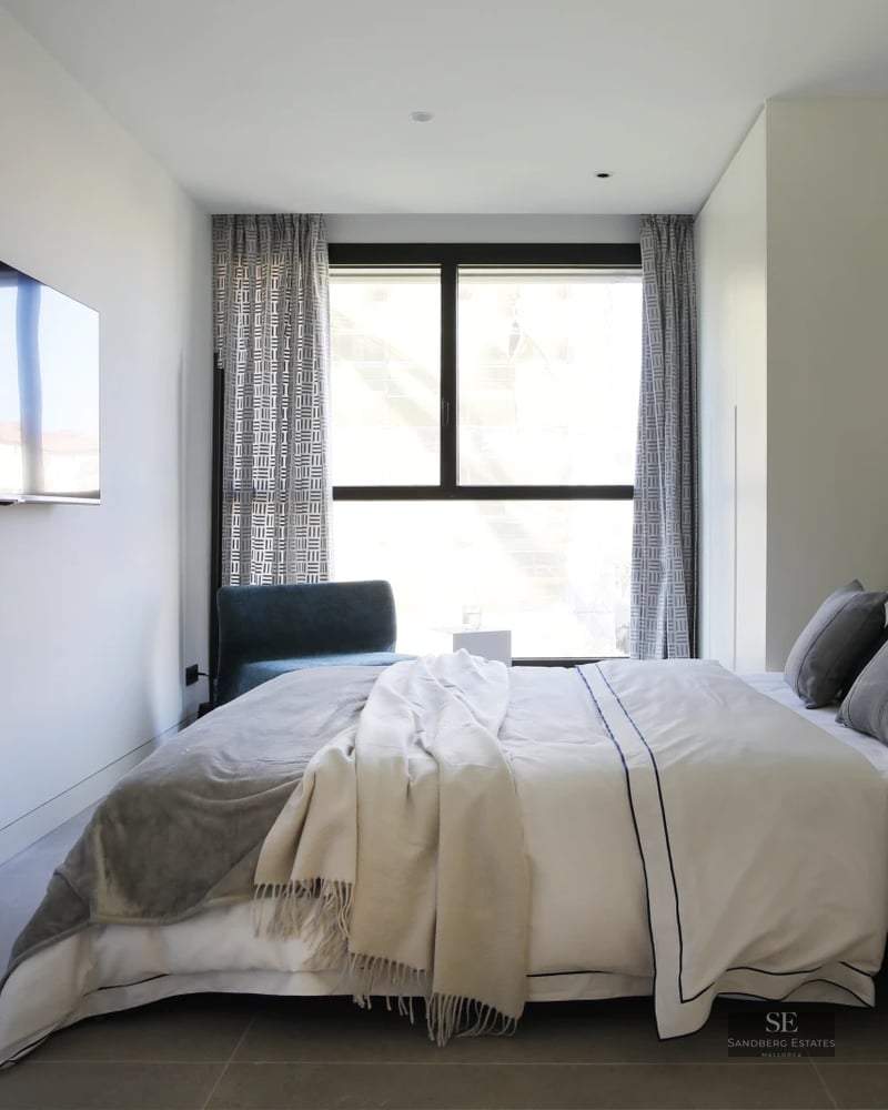 Spacious terrace with infinity pool, modern furniture, panoramic views, and lush vegetation. Contemporary architectural design.