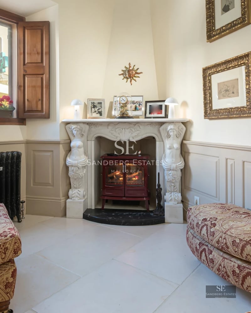 Exterior view of a luxury villa featuring an infinity pool, manicured garden, and modern architecture. Ideal investment.