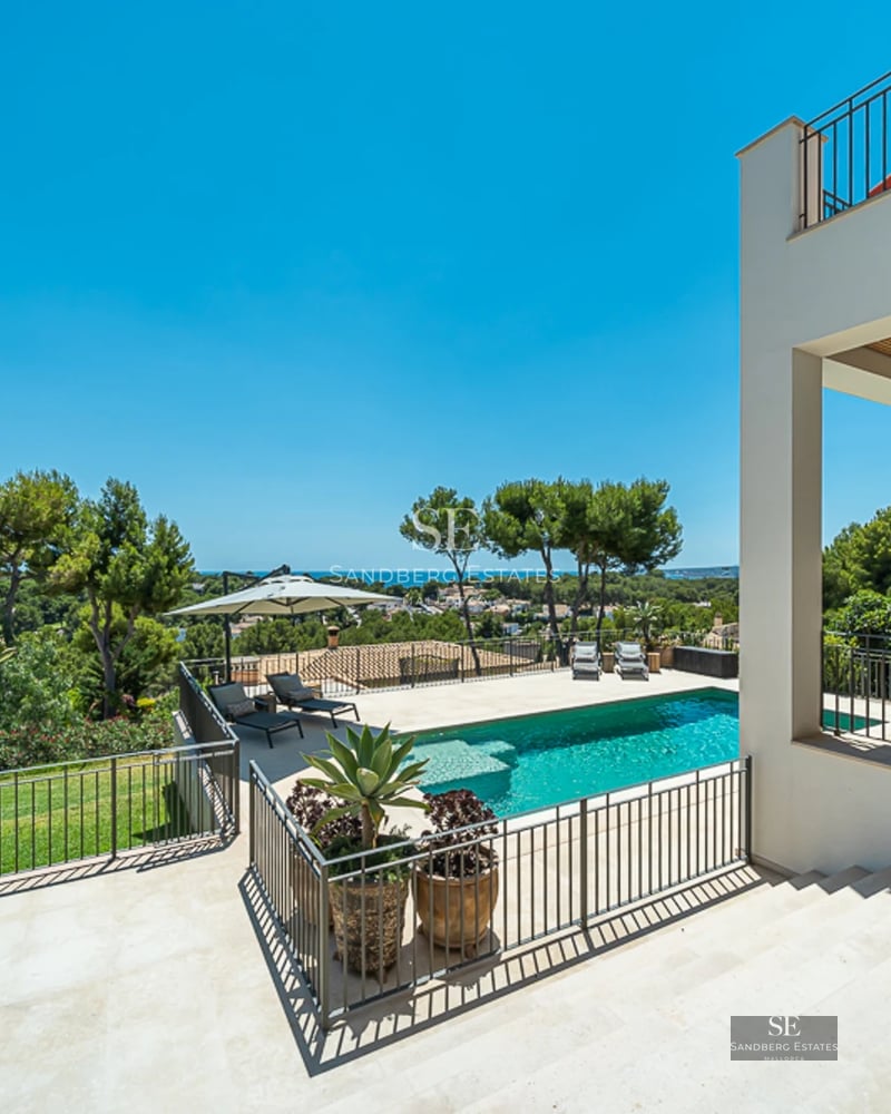 Façade moderne avec piscine étincelante. Architecture minimaliste, grandes baies vitrées et jardin luxuriant. Design contemporain et élégant.