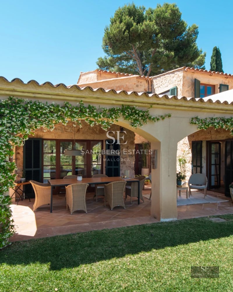 View of a modern house with a pool. Minimalist design, large windows, white facade, and lush vegetation. Natural lighting.