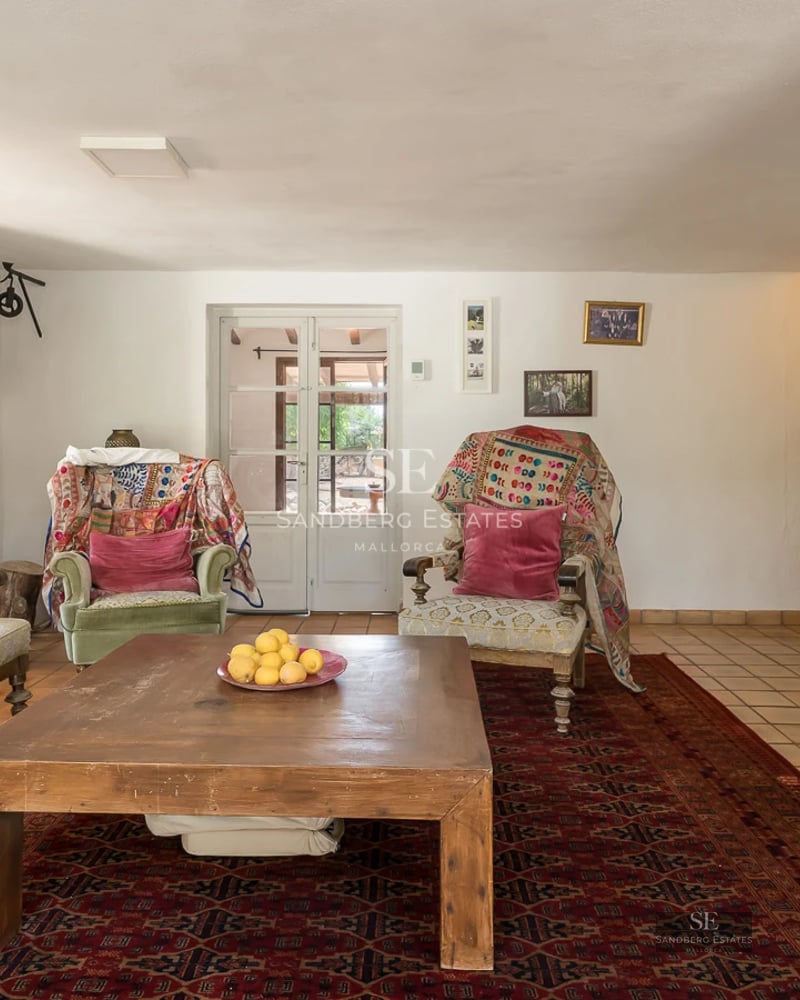 Exterior view of a modern villa with a pool, lush garden and large windows. Minimalist and elegant architectural design.