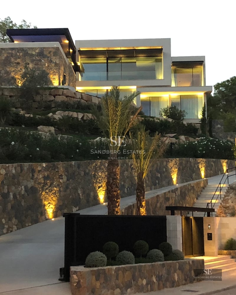 Spacious terrace with infinity pool and panoramic sea views. Modern and elegant furniture. Minimalist design with abundant natural light.