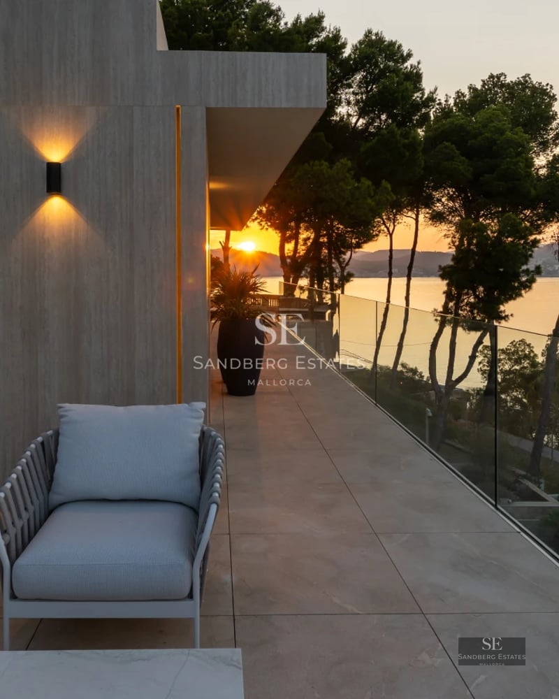 Expansive terrace with infinity pool and panoramic sea views. Modern design with elegant furniture and direct garden access.