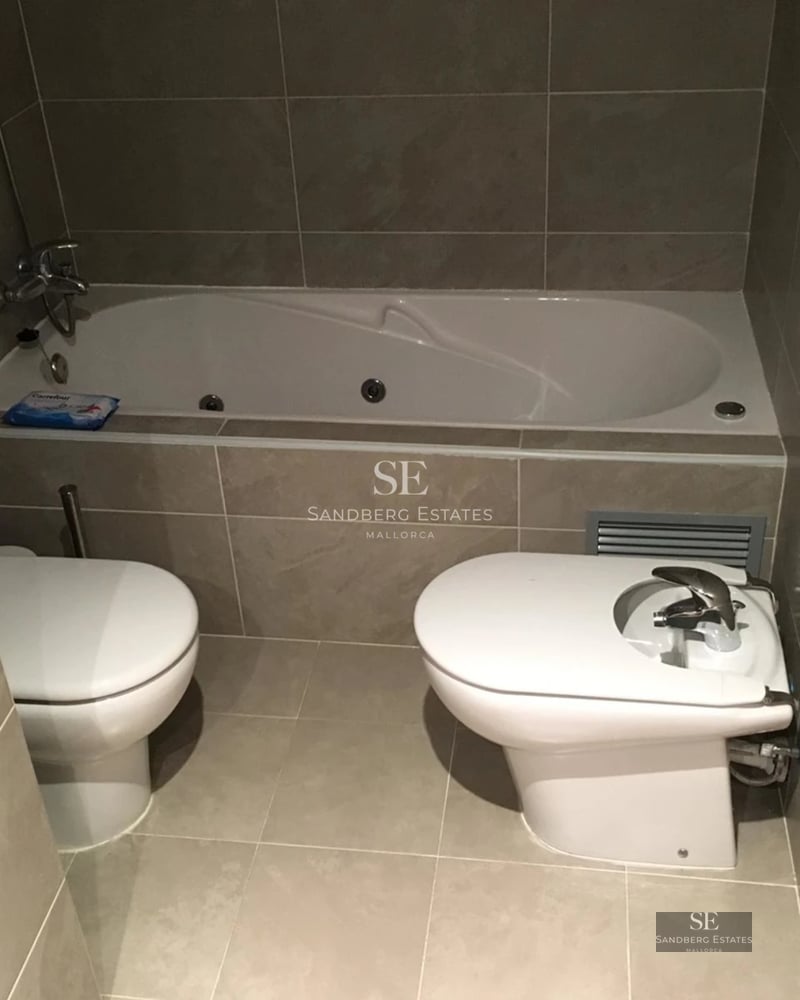 Vue extérieure d'une villa moderne avec piscine à débordement, entourée de verdure. Design architectural élégant et finitions de haute qualité.