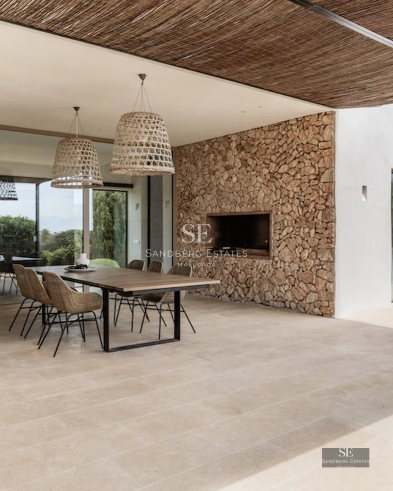 Spacious living room with fireplace, leather sofas, panoramic windows and access to a balcony with city views. Modern and elegant design.