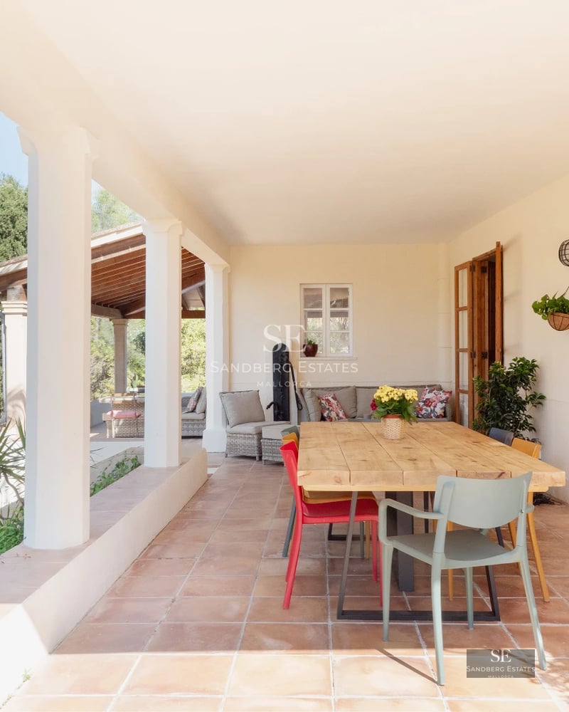 Aerial view of a modern villa with infinity pool. Minimalist design, large windows, terrace, and garden. Luxury and comfort.