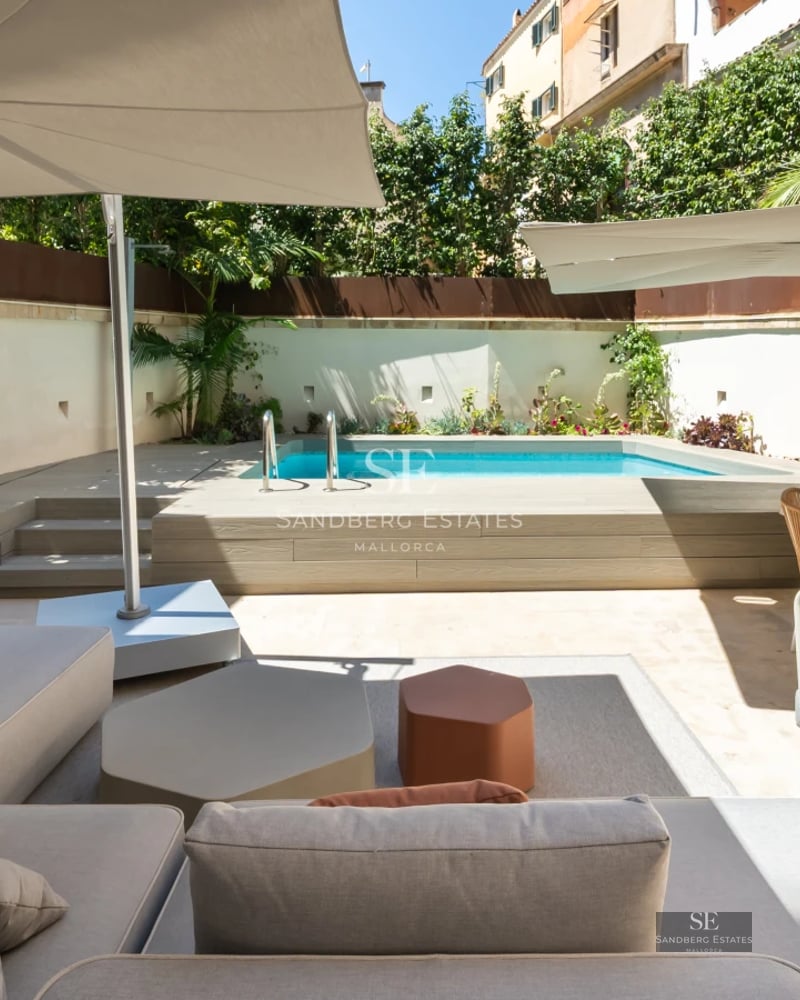 Exterior view of a modern house with infinity pool, manicured lawn, and minimalist architectural design. Perfect for relaxation.