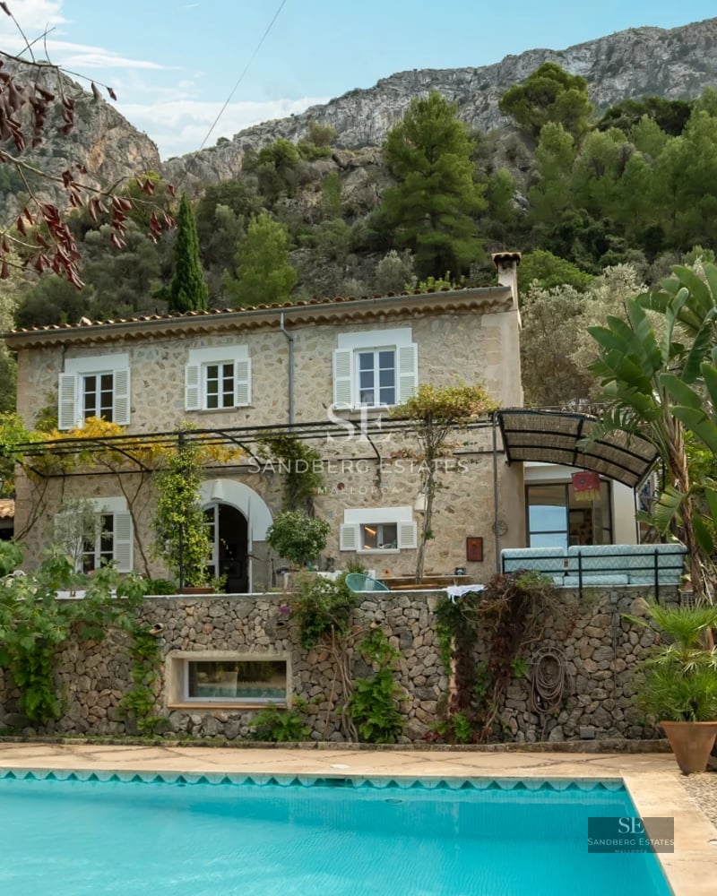 Exterior view of a modern villa with infinity pool, lush garden and minimalist architecture. Large windows and terraces.