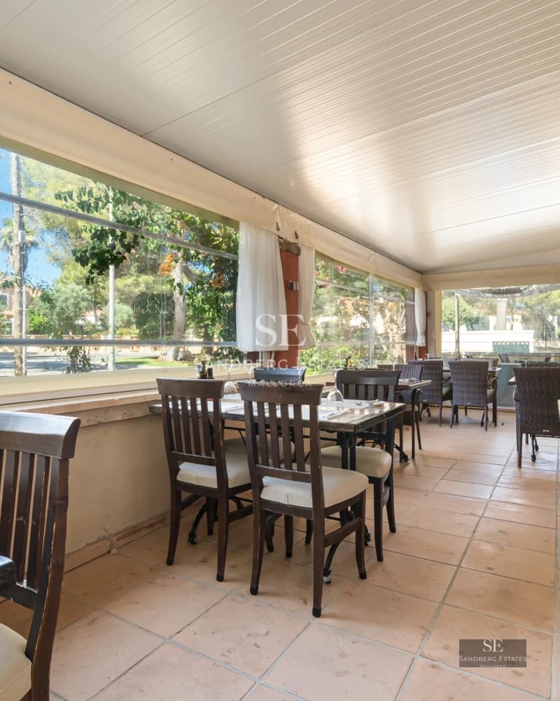 Bright apartment with glazed balcony and sea views. Modern design with light floors and elegant furniture.