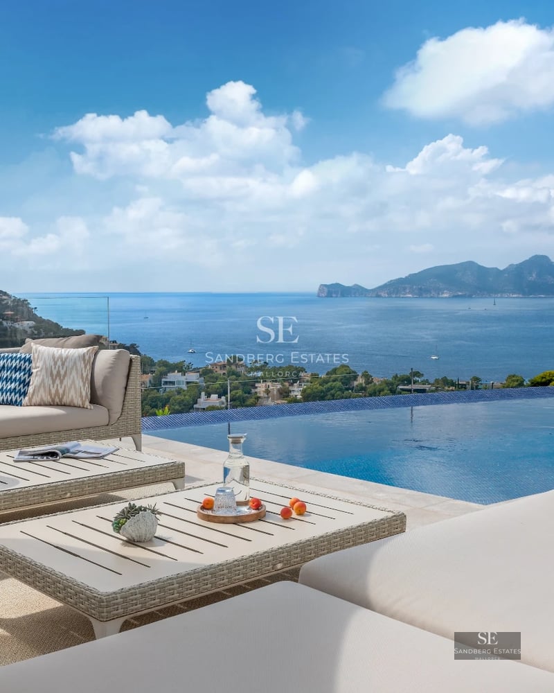 Spacious terrace with infinity pool, sun loungers, and panoramic views. Modern and elegant design. Ideal space for relaxation and entertainment.