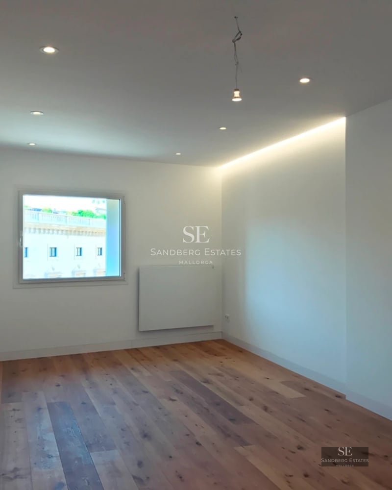 Spacious terrace with infinity pool and panoramic sea views. Modern design with clean lines and luxury finishes. Lush garden.