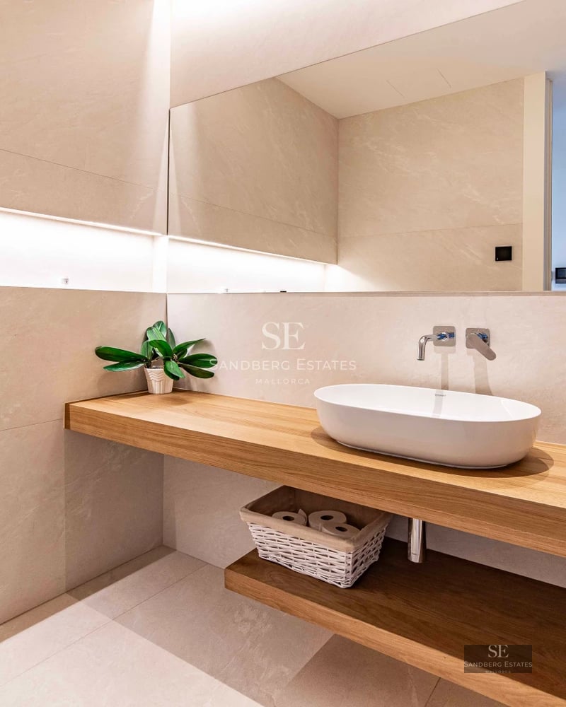 View of modern villa with reflecting pool. Minimalist architecture, large windows, lush vegetation. Ambient lighting.