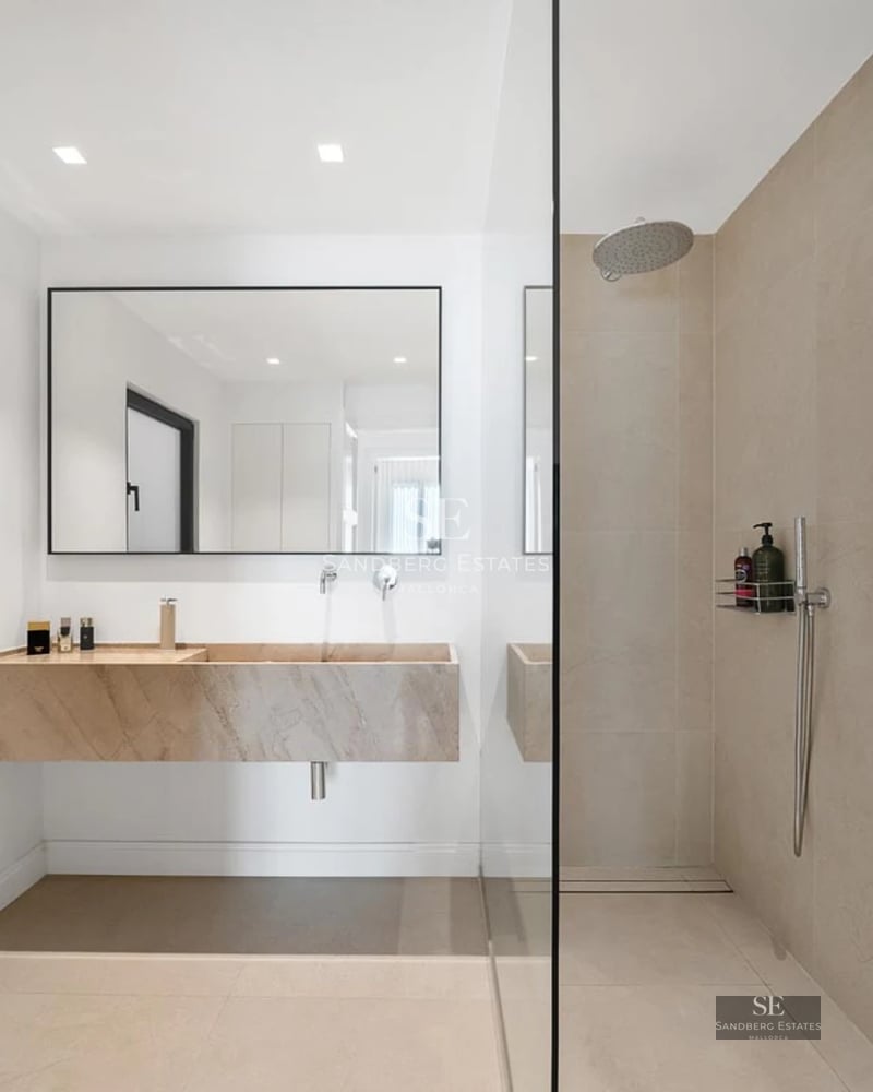 View of a modern villa featuring an infinity pool, spacious terraces, and designer furniture. Ideal for soaking up the sun and sea views.