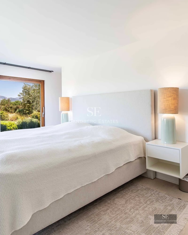 Exterior view of a modern villa with infinity pool and garden. Minimalist architectural design with large glass windows.