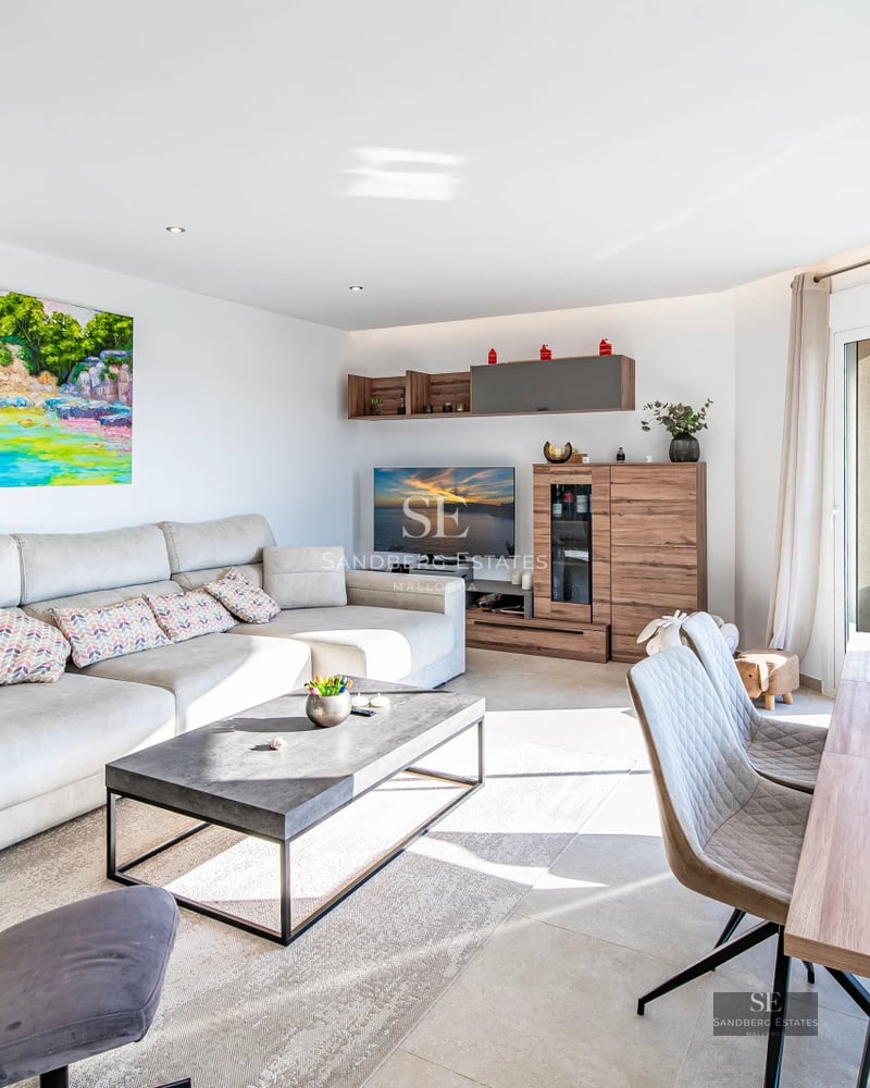 Image of a modern villa featuring an infinity pool, sun loungers, and panoramic views. Minimalist design, natural light, and high-end finishes.