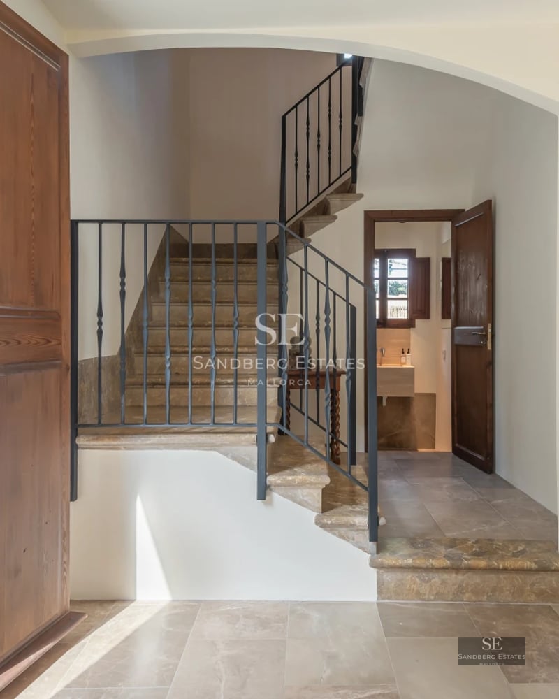 Aerial view of a modern villa with infinity pool, surrounded by lush gardens and overlooking the sea. Minimalist and elegant design.