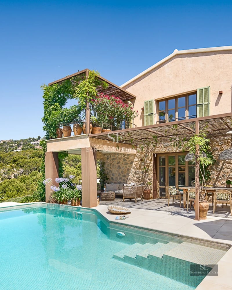 Exterior view of a modern house with a swimming pool, manicured garden, and minimalist architecture. Ambient lighting and high-quality finishes.
