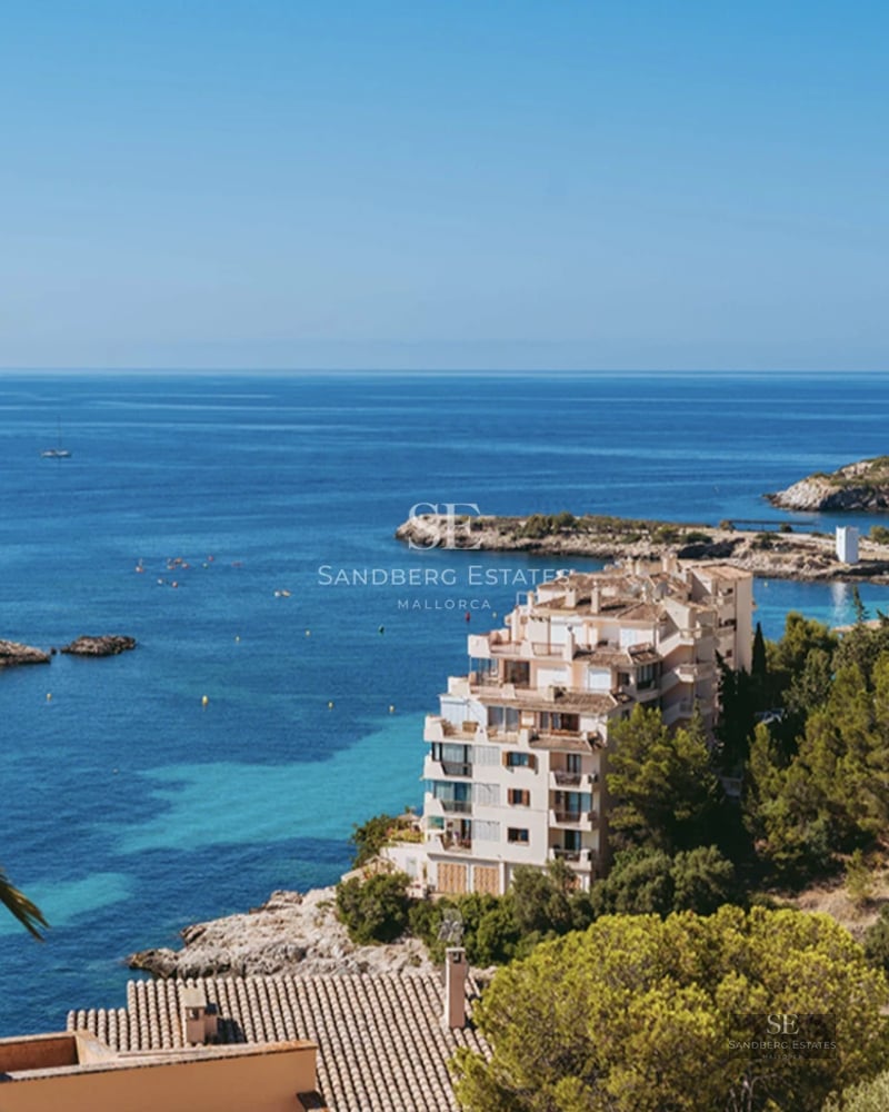 Exterior view of modern villa with reflecting pool, landscaped garden, and minimalist architecture. Luxurious design with expansive windows.