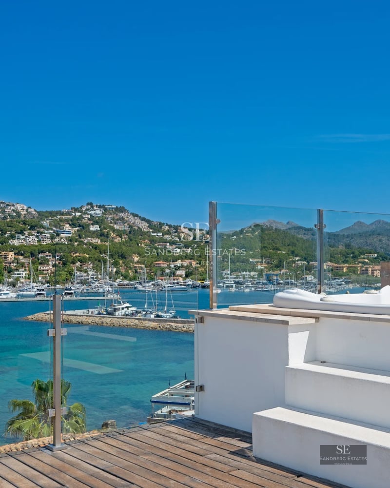 Pool, terrace and modern villa view. Minimalist design, ample natural light, elegant outdoor furniture, and panoramic views.