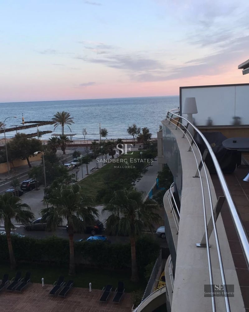 Grand balcon avec vue panoramique sur la mer. Design moderne avec garde-corps en verre. Soleil et détente dans un cadre unique.