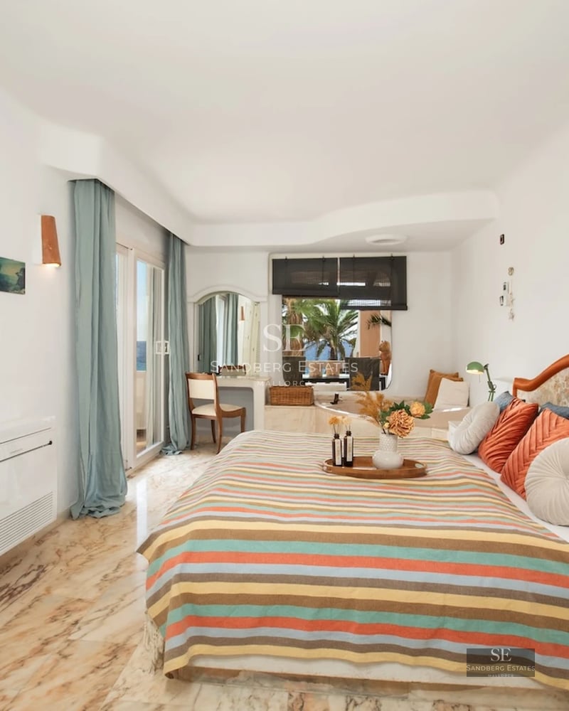 Exterior view of a luxurious villa featuring an infinity pool, garden, and modern architecture with large windows.