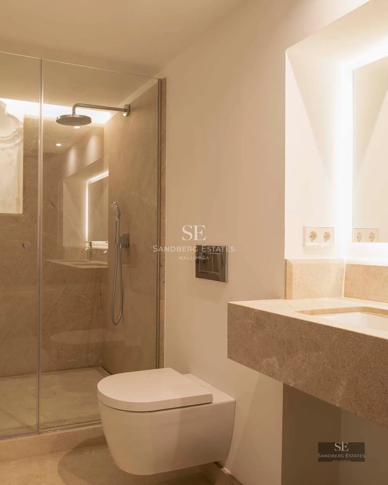 Spacious living room with balcony and sea view. Elegant furniture, warm lighting, and wooden floors. Modern and luxurious design.