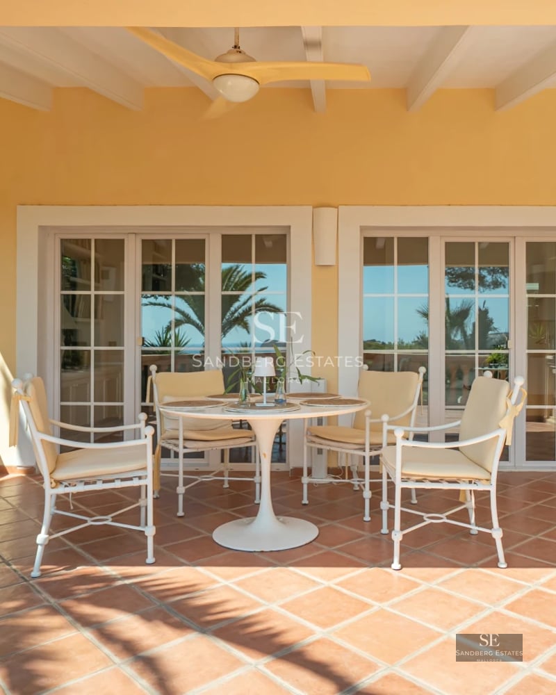 Exterior of a modern villa with an infinity pool. Minimalist design, large windows, and lush gardens. Ideal for relaxation and comfort.